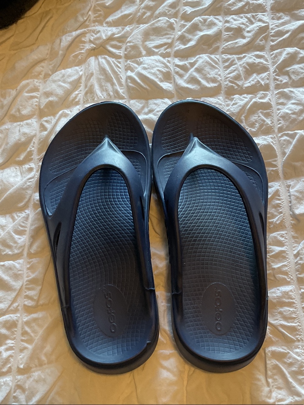 OOFOS Women’s Navy Thong Sandals - Deep Navy
